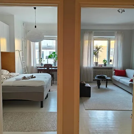 Light-filled 1br, Charming, Great Transport アパート ヘルシンキ